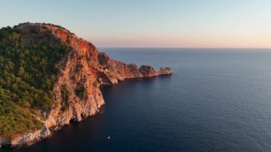 Antalya bölgesindeki Alanya Kalesi 'nin güzel deniz manzarası. 4K
