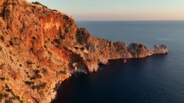 Antalya bölgesindeki Alanya Kalesi 'nin güzel deniz manzarası. 4K