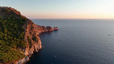 Yüksek dağları olan ünlü bir turizm merkezi. Yazın aydınlık günü ve deniz kıyısında