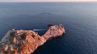 Antalya bölgesindeki Alanya Kalesi 'nin güzel deniz manzarası. 4K