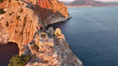 Yüksek dağları olan ünlü bir turizm merkezi. Yazın aydınlık günü ve deniz kıyısında