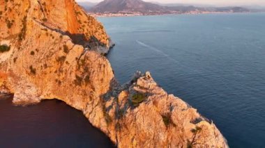 Antalya bölgesindeki Alanya Kalesi 'nin güzel deniz manzarası. 4K