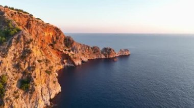 Antalya bölgesindeki Alanya Kalesi 'nin güzel deniz manzarası. 4K