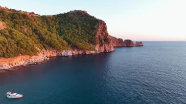 Antalya bölgesindeki Alanya Kalesi 'nin güzel deniz manzarası. 4K