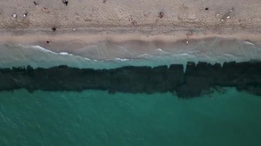 . İHA sahilde uçuyor. Kıyı kenti, Türkiye 'de popüler bir turizm merkezidir.