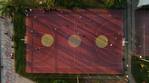 Deniz Kenarındaki Basketbol Sahası Harika Kalite Bin Dolarlık Hava Manzaralı — Stok video
