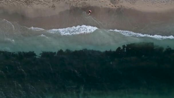 Беспилотник Пролетает Над Пляжем Прибрежный Город Является Популярным Туристическим Направлением — стоковое видео