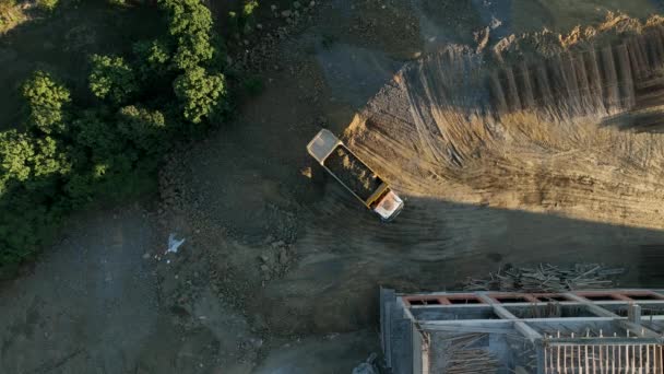 Martwy Krajobraz Zakurzona Gleba Pod Kołami Sprzętu Górniczego Koncepcja Przemysłu — Wideo stockowe