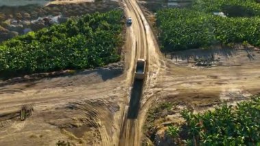 Büyük bir kamyon Aerial View 4 K