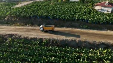 Büyük bir kamyon Aerial View 4 K