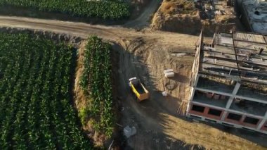 Madencilik ekipmanlarının tekerlekleri altında cansız arazi ve tozlu toprak. Ağır sanayi ve çevre kirliliği kavramı