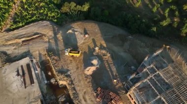 Madencilik ekipmanlarının tekerlekleri altında cansız arazi ve tozlu toprak. Ağır sanayi ve çevre kirliliği kavramı