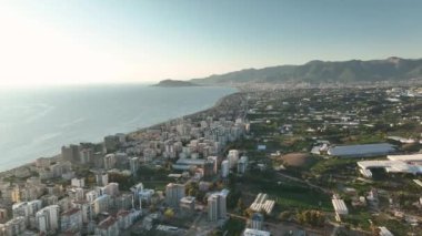 Şehrin üzerinde renkli günbatımı