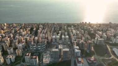 Şehrin üzerinde renkli günbatımı