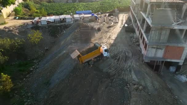 Madencilik Ekipmanlarının Tekerlekleri Altında Cansız Arazi Tozlu Toprak Ağır Sanayi — Stok video