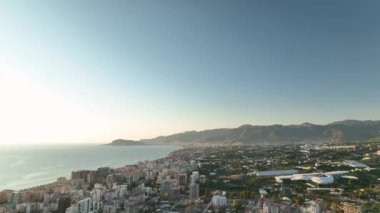 Şehrin üzerinde renkli günbatımı