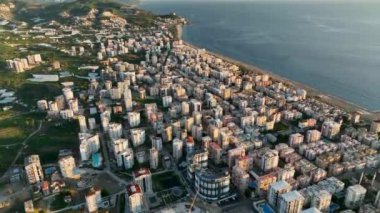 Şehrin üzerinde renkli günbatımı