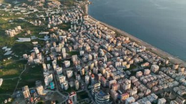 Şehrin üzerinde renkli günbatımı