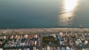 Şehrin üzerinde renkli günbatımı