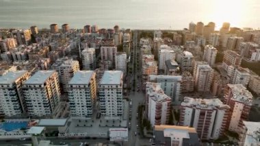 Şehrin üzerinde renkli günbatımı