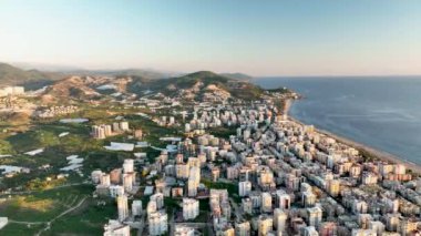 Şehrin üzerinde renkli günbatımı