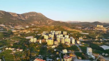 Şehrin üzerinde renkli günbatımı