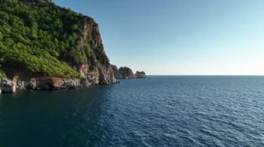 Yüksek dağları olan ünlü bir turizm merkezi. Yazın aydınlık günü ve deniz kıyısında