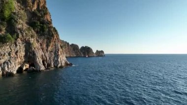 Yüksek dağları olan ünlü bir turizm merkezi. Yazın aydınlık günü ve deniz kıyısında