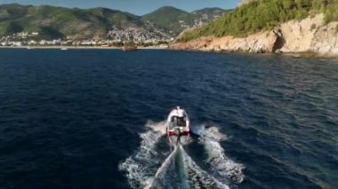 Yat 4 K 'nın yukarıdaki videosunu izleyen hava aracı.