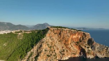 Antalya bölgesindeki Alanya Kalesi 'nin güzel deniz manzarası. 4K