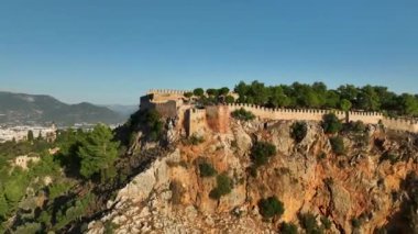 Antalya bölgesindeki Alanya Kalesi 'nin güzel deniz manzarası. 4K