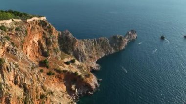 Antalya bölgesindeki Alanya Kalesi 'nin güzel deniz manzarası. 4K