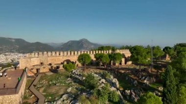Antalya bölgesindeki Alanya Kalesi 'nin güzel deniz manzarası. 4K