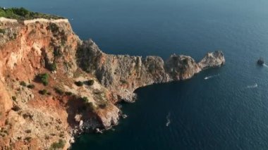 Antalya bölgesindeki Alanya Kalesi 'nin güzel deniz manzarası. 4K