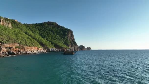 Известный Туристический Курорт Высокими Горами Летний Яркий День Морской Берег — стоковое видео