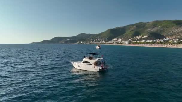 Flygdrönare Spårning Top Video Yacht — Stockvideo