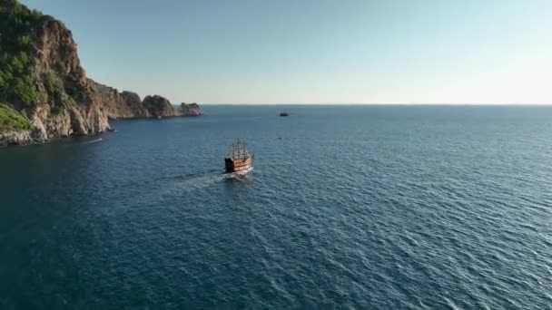 Perjalanan Dengan Perahu Kapal Pesiar Liburan Yang Mengagumkan Pemandangan Udara — Stok Video