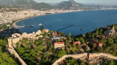 Antalya bölgesindeki Alanya Kalesi 'nin güzel deniz manzarası. 4K