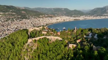 Antalya bölgesindeki Alanya Kalesi 'nin güzel deniz manzarası. 4K