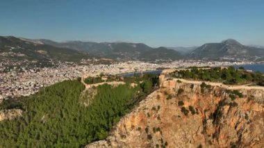 Antalya bölgesindeki Alanya Kalesi 'nin güzel deniz manzarası. 4K