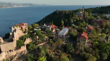 Antalya bölgesindeki Alanya Kalesi 'nin güzel deniz manzarası. 4K