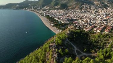 Antalya bölgesindeki Alanya Kalesi 'nin güzel deniz manzarası. 4K