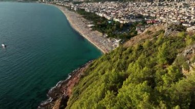Antalya bölgesindeki Alanya Kalesi 'nin güzel deniz manzarası. 4K