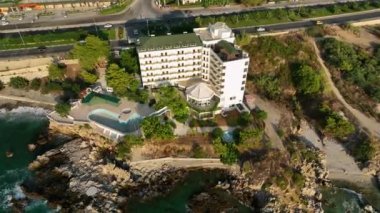 Akdeniz kıyısındaki terk edilmiş otel hava manzarası 4 K Türkiye Alanya