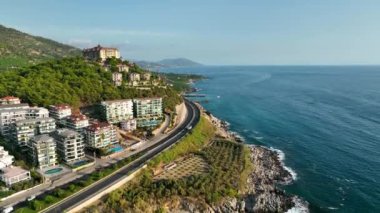 Akdeniz kıyısındaki terk edilmiş otel hava manzarası 4 K Türkiye Alanya