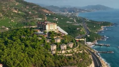 Akdeniz kıyısındaki terk edilmiş otel hava manzarası 4 K Türkiye Alanya