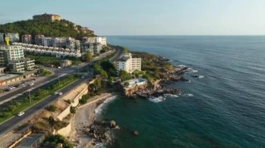 Akdeniz kıyısındaki terk edilmiş otel hava manzarası 4 K Türkiye Alanya