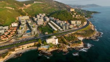 Akdeniz kıyısındaki terk edilmiş otel hava manzarası 4 K Türkiye Alanya