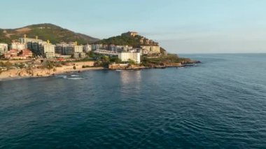 Akdeniz kıyısındaki terk edilmiş otel hava manzarası 4 K Türkiye Alanya
