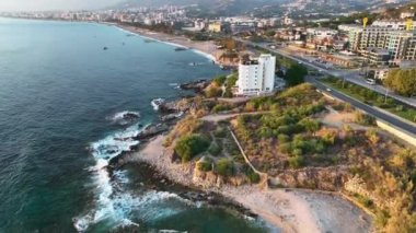 Akdeniz kıyısındaki terk edilmiş otel hava manzarası 4 K Türkiye Alanya